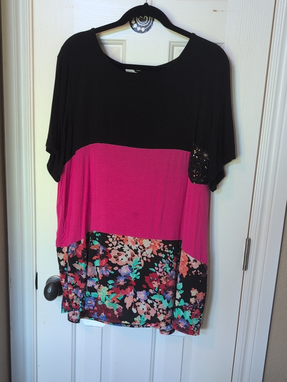 HEIMISH USA Black & Fuchsia Colorblock Floral Hem Tunic